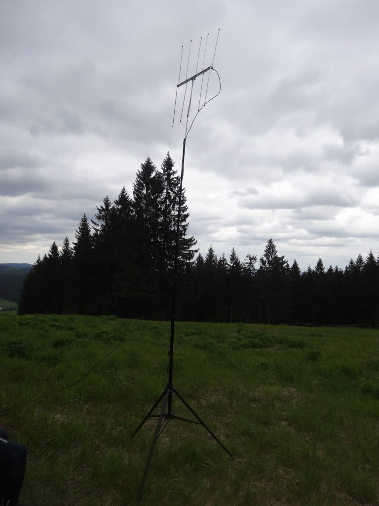 SOTA antenna for portable ham radio mounted on tripod mast